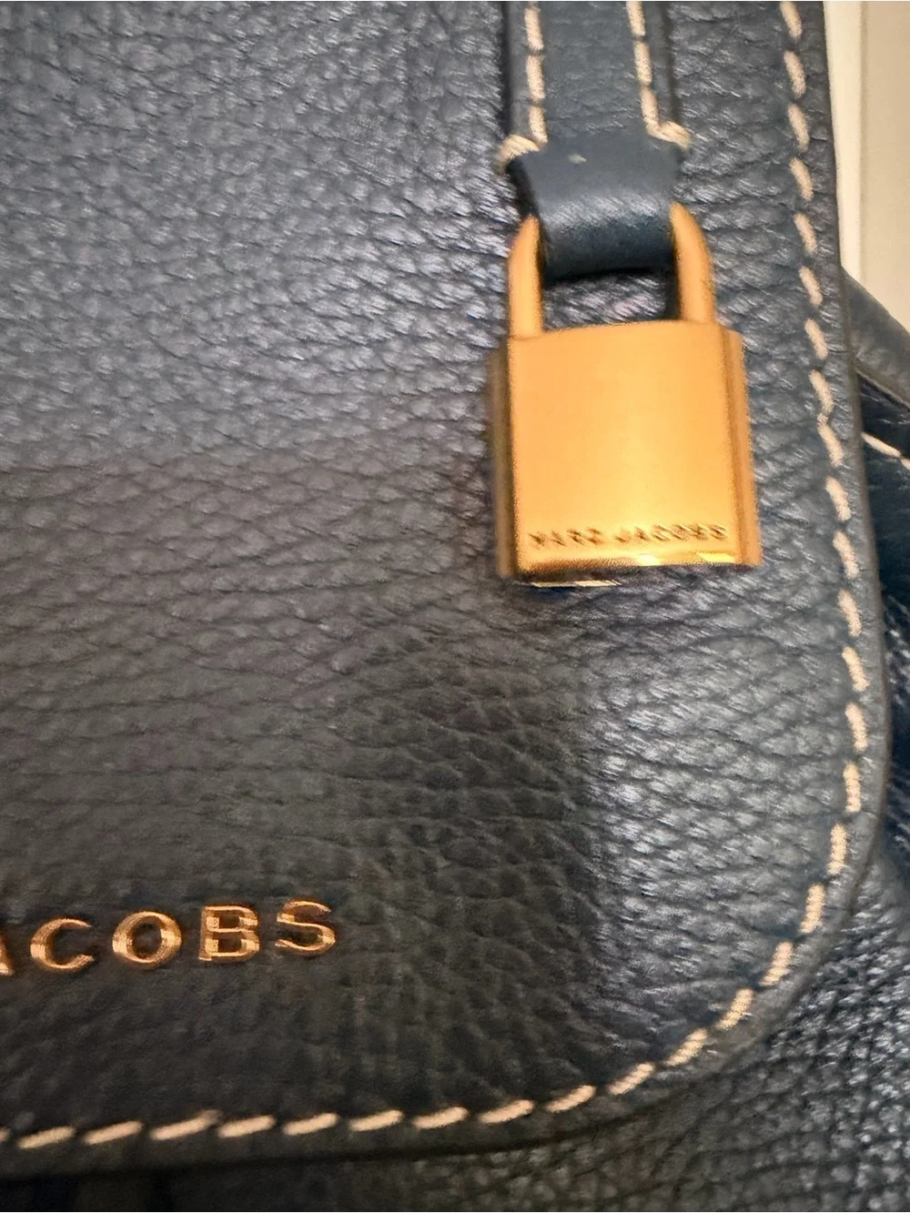 Marc Jacobs compact pebbled